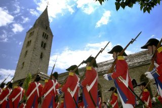 Des grenadiers défilent lors de la procession de la Fête-Dieu dans les rues de Savièse (archives)